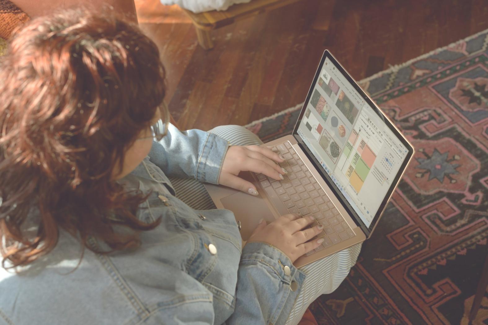 Professioneller Arbeitsplatz mit Finanzunterlagen und modernen Arbeitstools