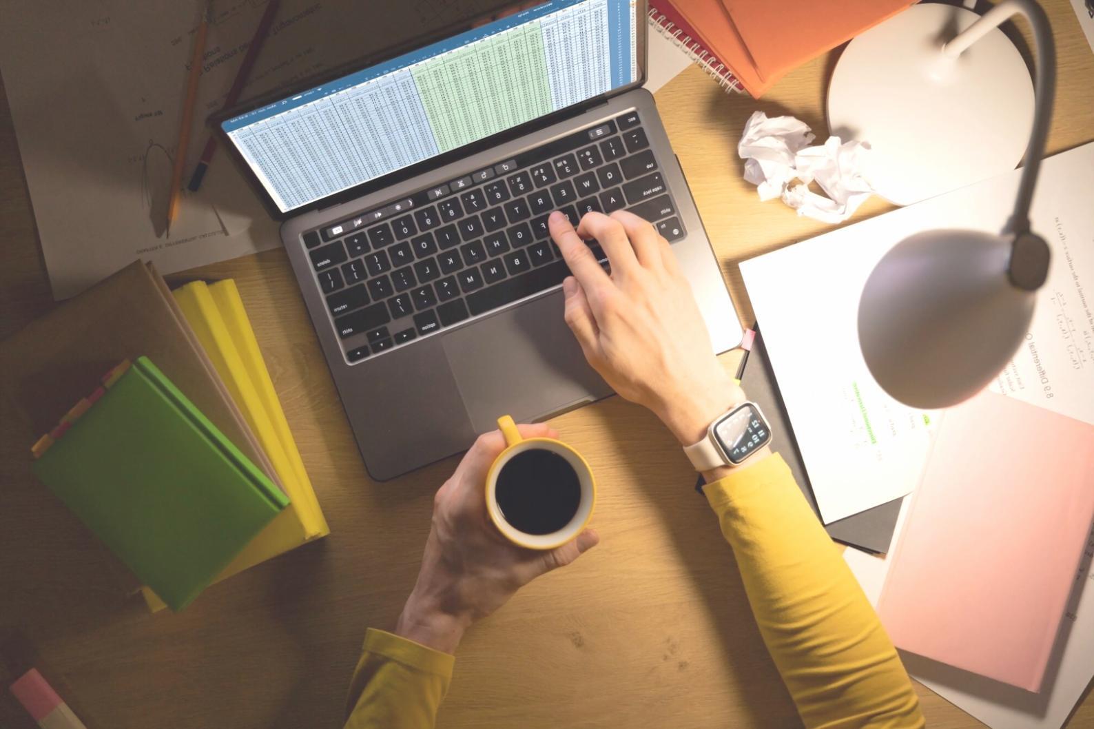 Moderne Lernumgebung mit digitalen Tools und Materialien für Finanzbildung