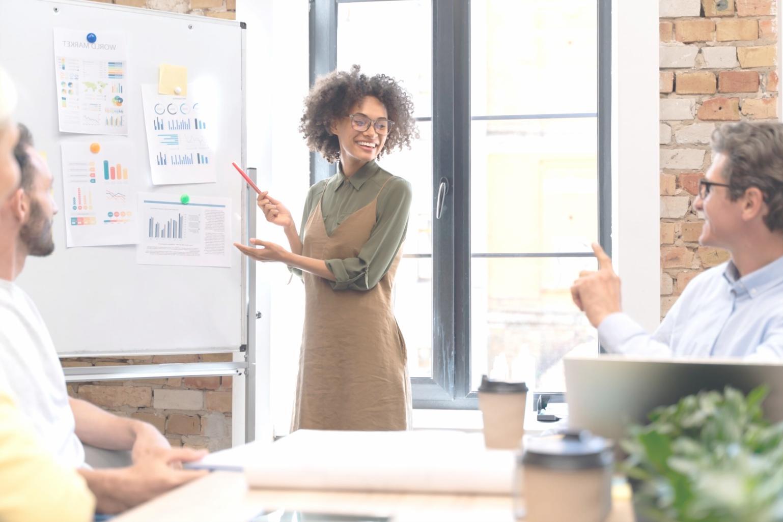 Workshop-Situation mit Teilnehmern bei intensiver Diskussion über Finanzthemen