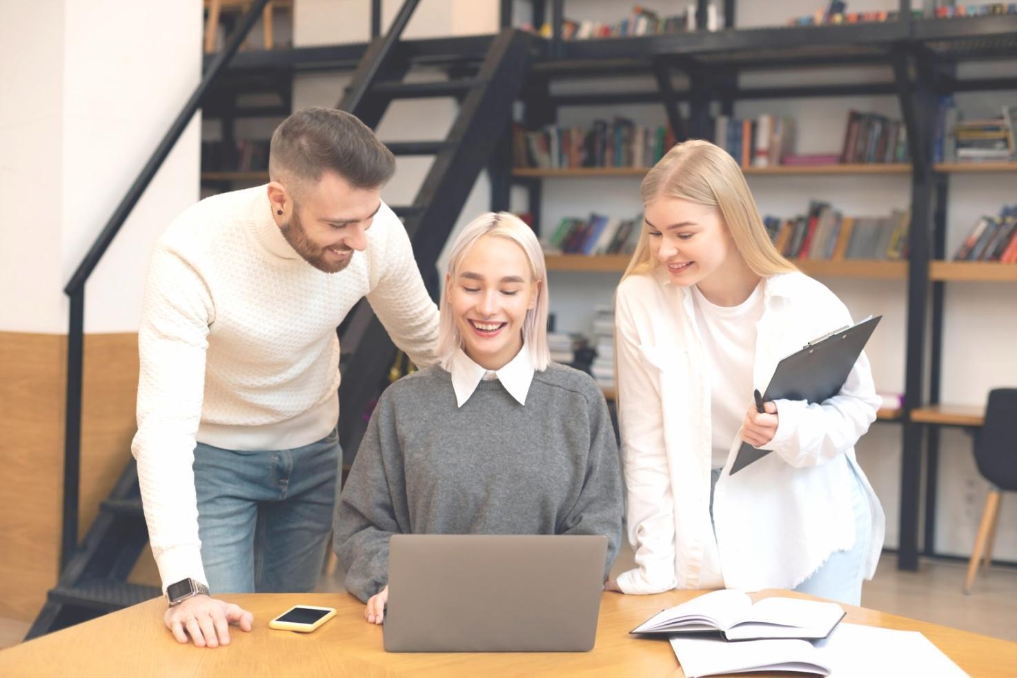 Menschen beim gemeinsamen Lernen von Finanzthemen