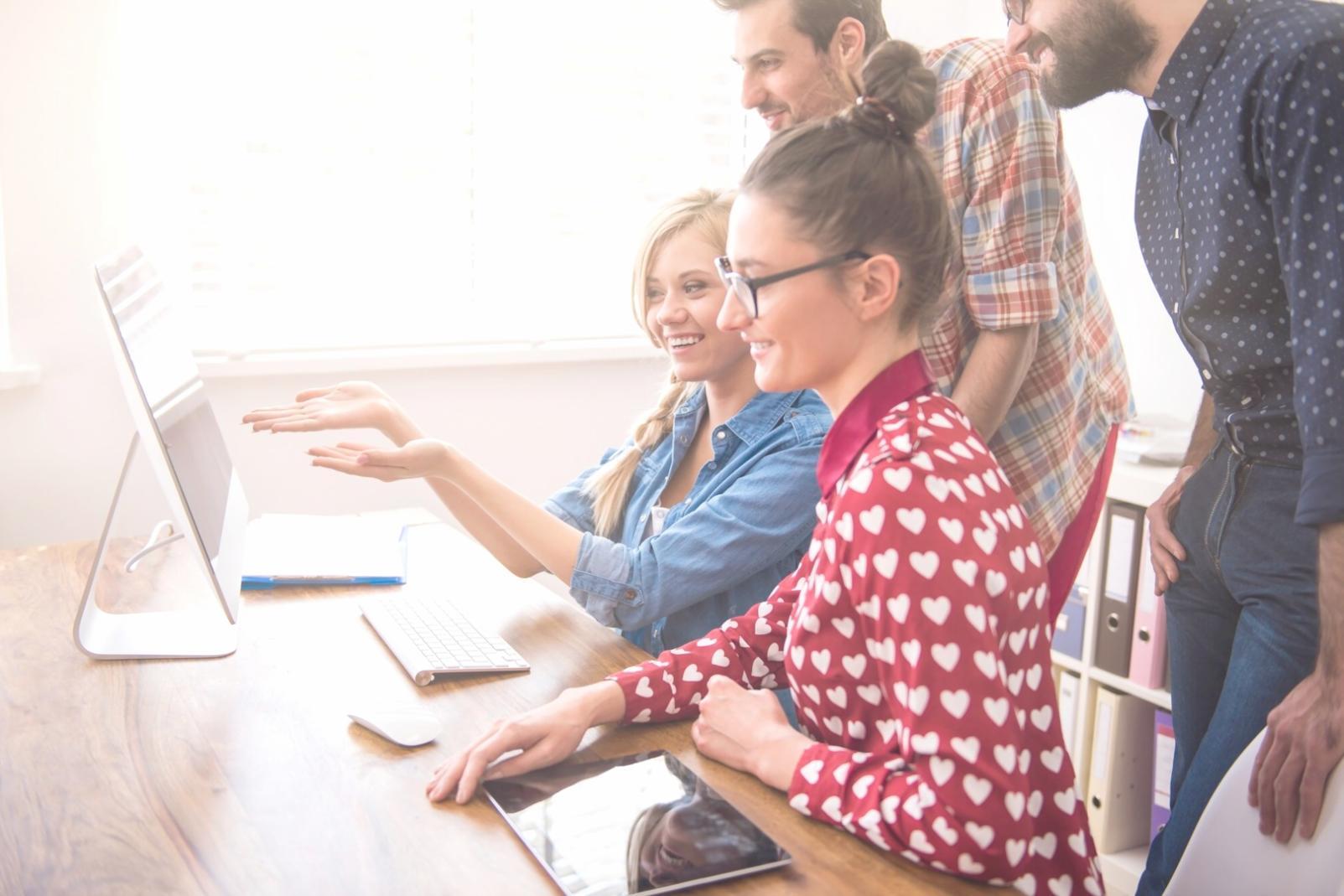 Person arbeitet konzentriert am Computer und plant finanzielle Strategien